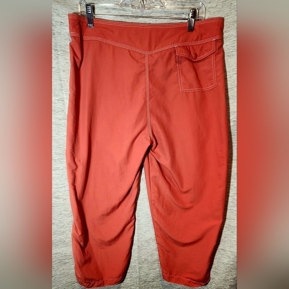 L.L. Bean Women’s 14 Cropped Hiking Pants Coral Quick Dry - Picture 3 of 7